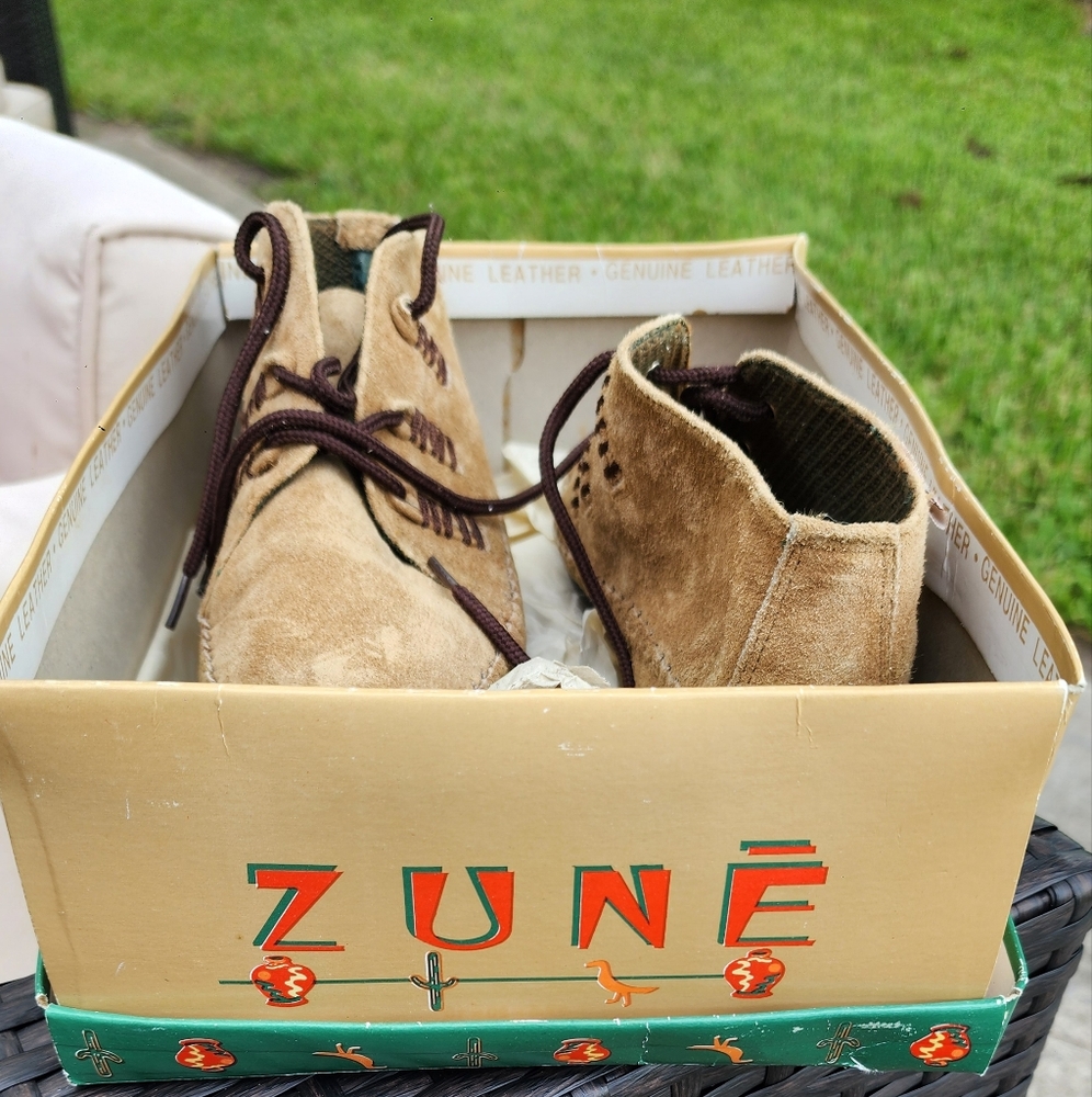 Zune genuine leather. Sz 7